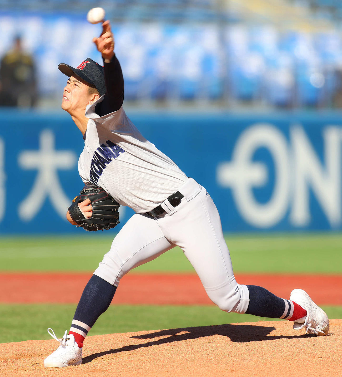 横浜対東洋大姫路　2回裏、力投する横浜・奥村頼（撮影・河田真司）