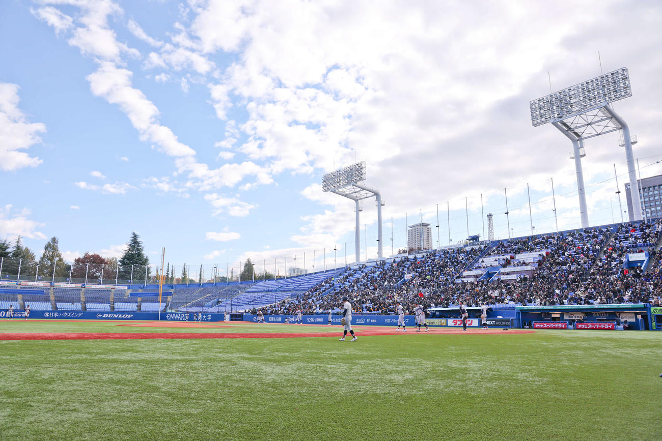 横浜対東洋大姫路　開始前、シートノックを受ける横浜の選手たち（撮影・河田真司）