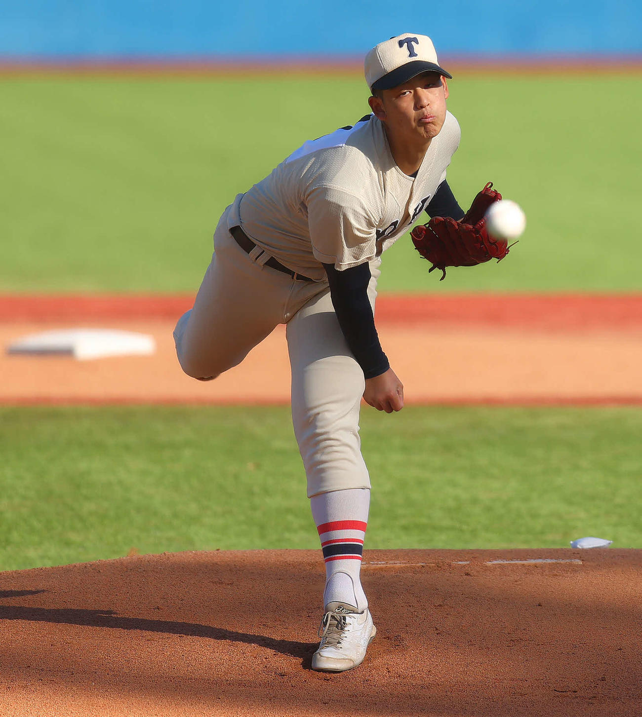 横浜対東洋大姫路　先発登板する東洋大姫路・阪下（撮影・河田真司）