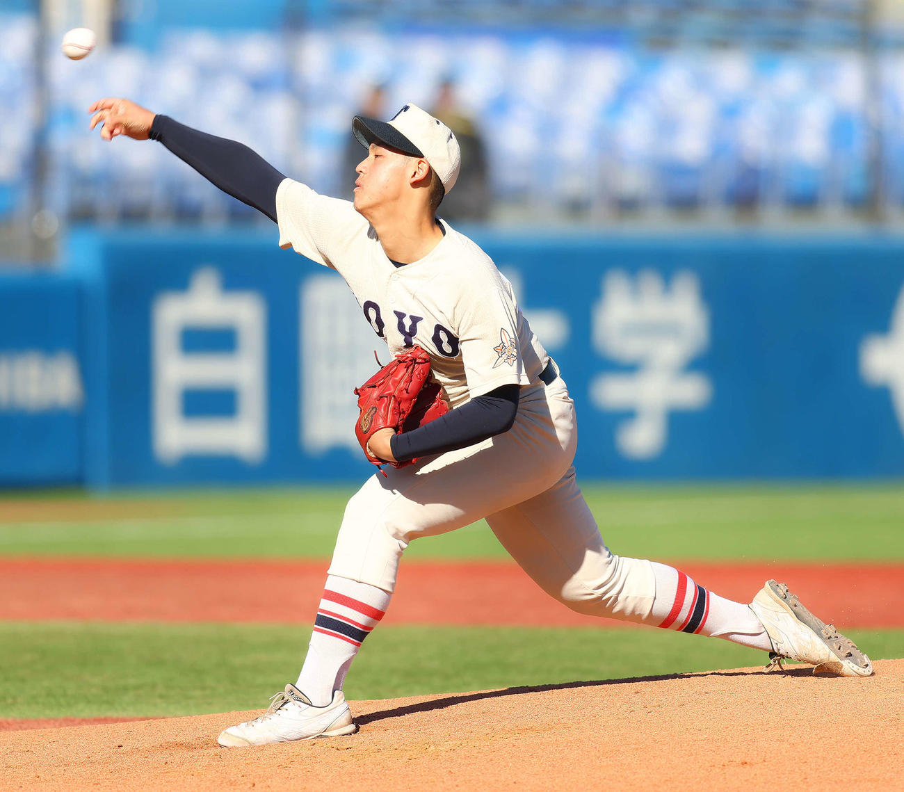 横浜対東洋大姫路　2回表、力投する東洋大姫路・阪下（撮影・河田真司）
