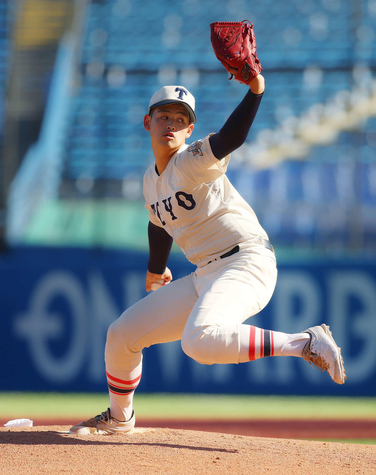 横浜対東洋大姫路　3回表、力投する東洋大姫路・阪下（撮影・河田真司）