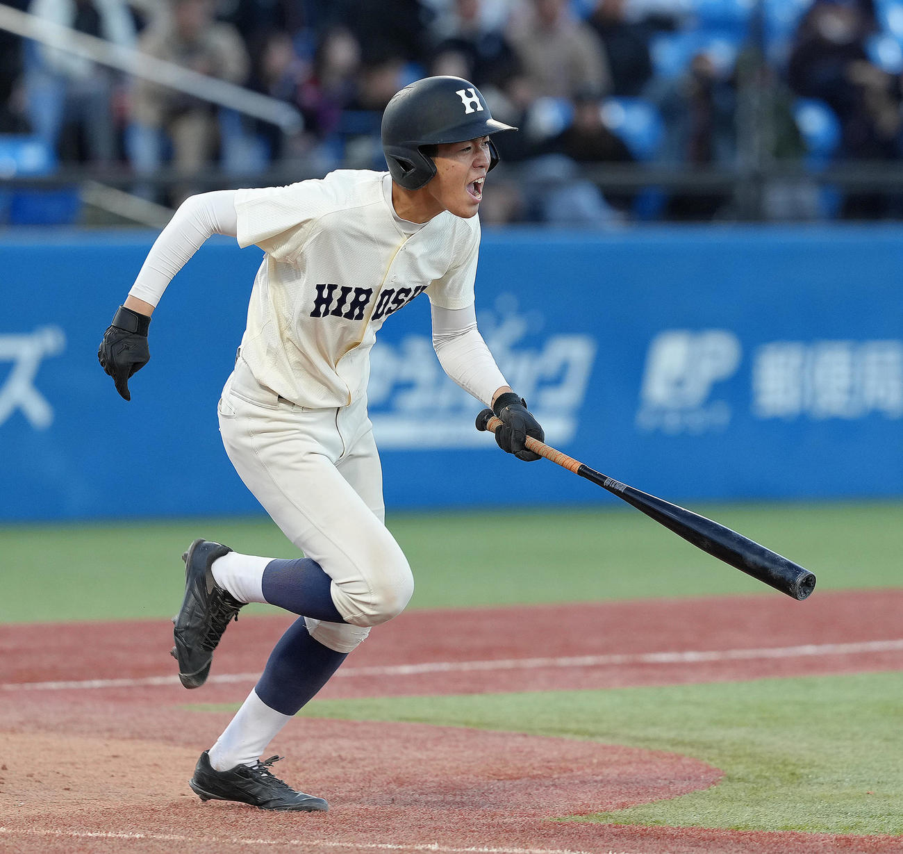 広島商対敦賀気比　タイブレークの11回表広島商2死一、二塁、小田は右前適時打を放ち雄たけびを上げる（撮影・足立雅史）