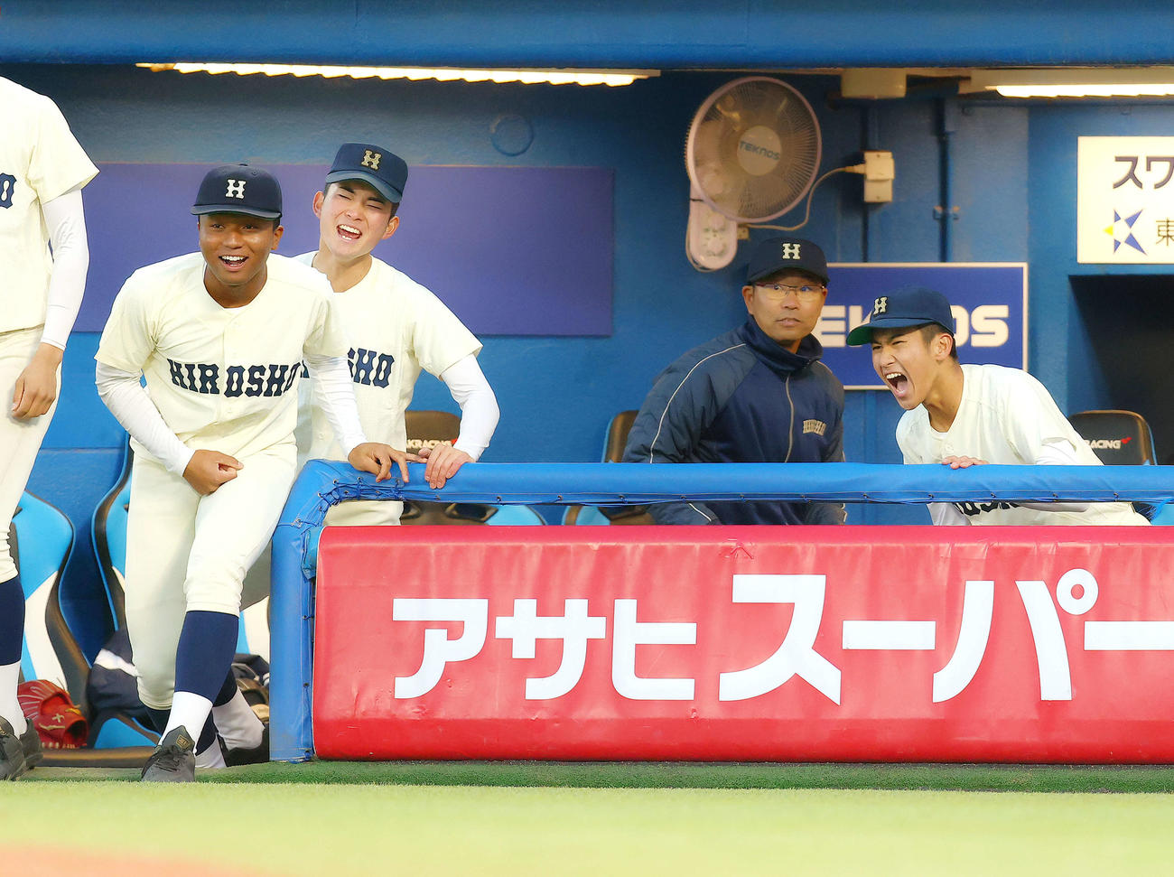 広島商対敦賀気比　延長タイブレークの末、敦賀気比に勝利し、ベンチから雄たけびを上げる広島商・大宗（右）と荒谷監督（撮影・河田真司）