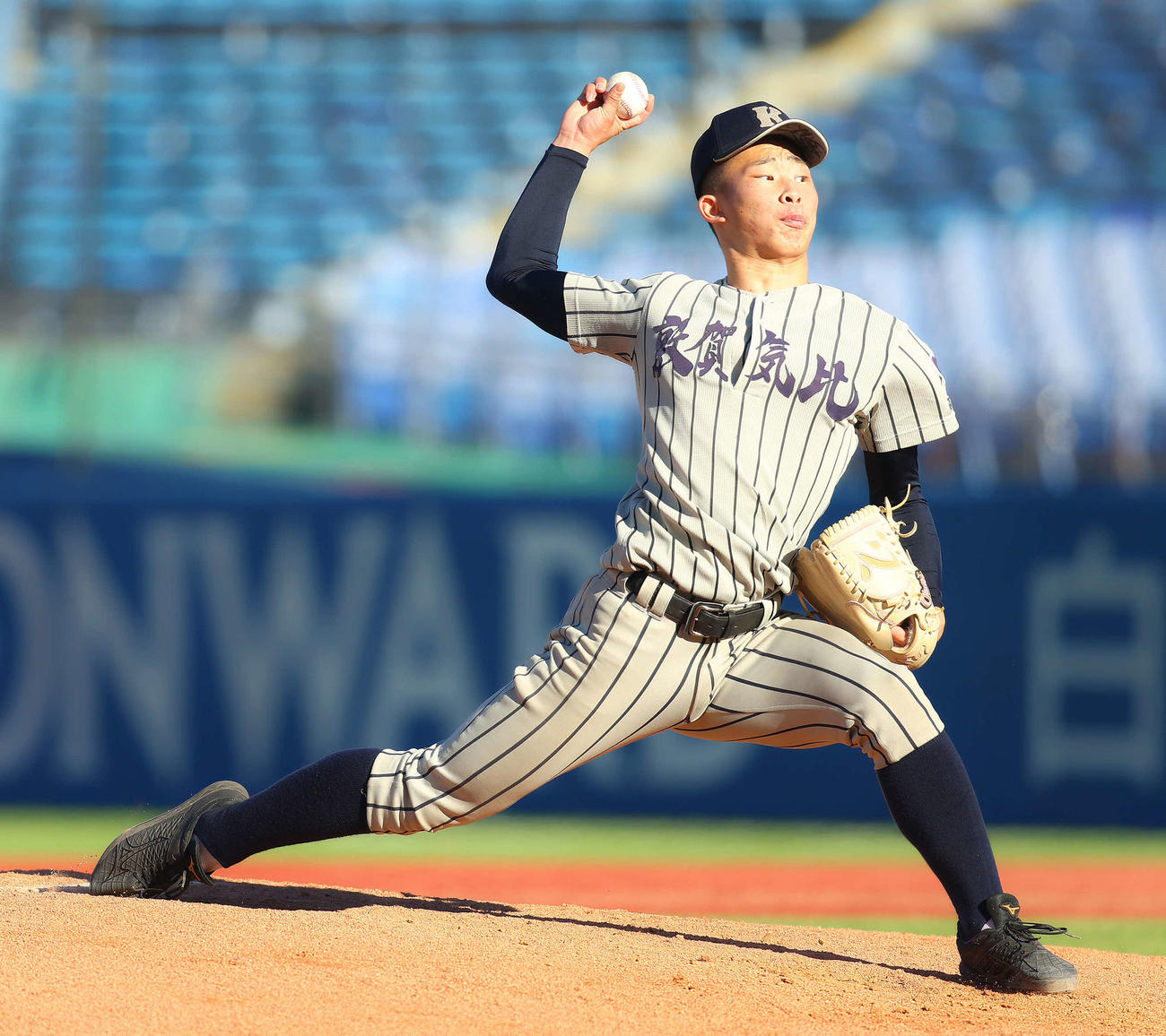 広島商対敦賀気比　4回表、2番手で登板する敦賀気比・中川（撮影・河田真司）