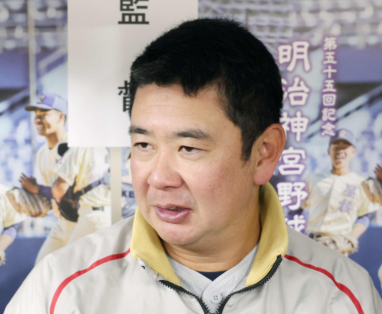 横浜対東洋大姫路　試合後、記者の質問に答える横浜・村田監督（撮影・河田真司）