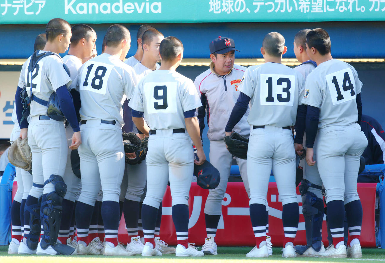横浜対東洋大姫路　10回裏を終え、選手と円陣を組む横浜・村田監督（撮影・河田真司）