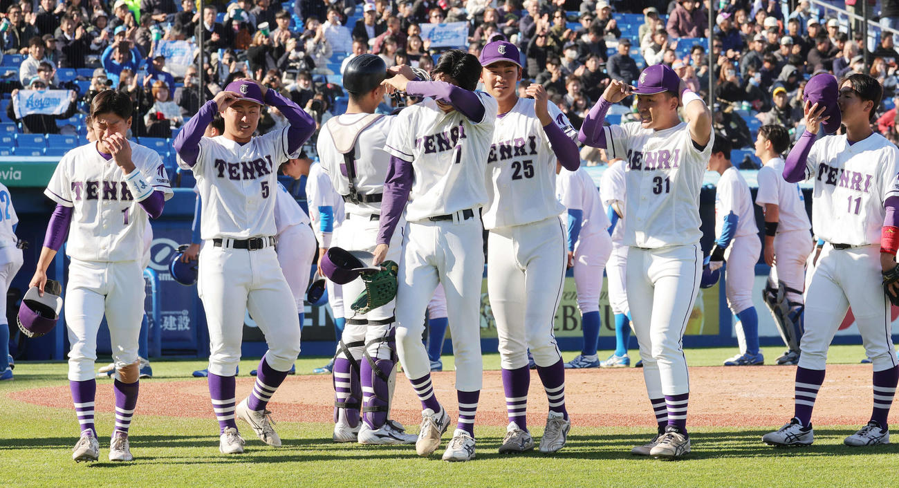 天理大対青学大　サヨナラ負けを喫し涙で引き揚げる天理大・的場（中央）ら（撮影・野上伸悟）