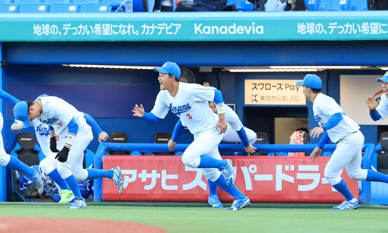 青学大対創価大　優勝を決め笑顔で走りだす佐々木泰（中央）ら青学大の選手たち（撮影・浅見桂子）