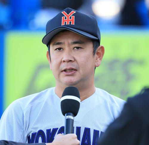 広島商対横浜　優勝を決めインタビューに答える横浜の村田監督（撮影・浅見桂子）