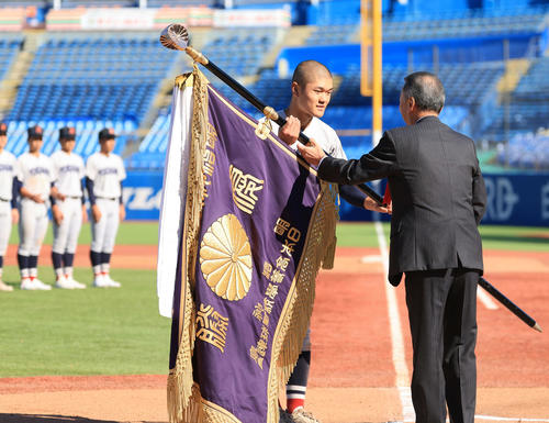 広島商対横浜　優勝を決め優勝旗を受け取る横浜の阿部葉（撮影・浅見桂子）