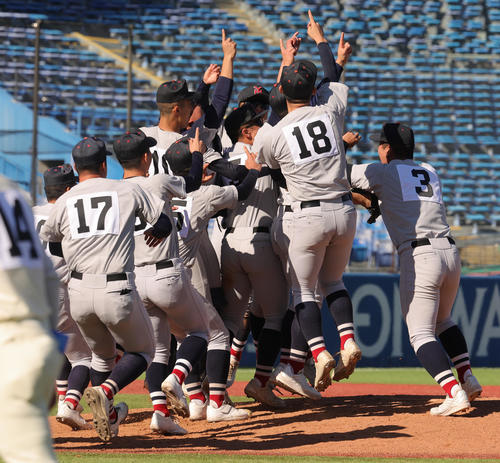 広島商対横浜　優勝し喜ぶ横浜の選手たち（撮影・野上伸悟）