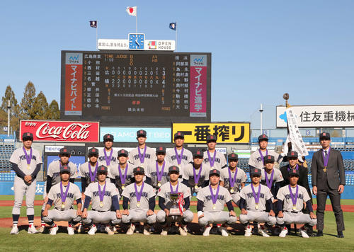広島商対横浜　優勝し記念写真に納まる横浜の選手たち。左端は村田監督（撮影・野上伸悟）