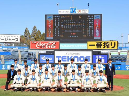 広島商対横浜　記念撮影する準優勝の広島商ナイン（撮影・浅見桂子）