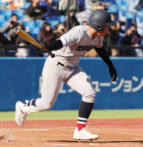 広島商対横浜　1回裏横浜1死二、三塁、中前先制2点適時打を放つ小野（撮影・野上伸悟）