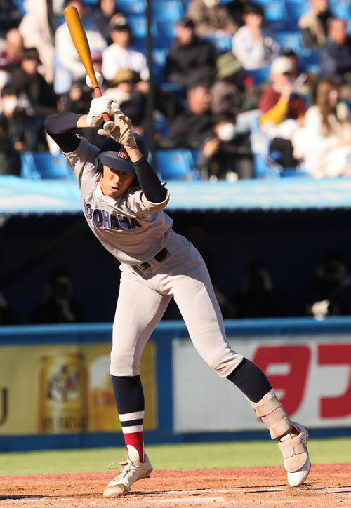 広島商対横浜　2回裏横浜1死二塁、死球を受ける織田（撮影・野上伸悟）