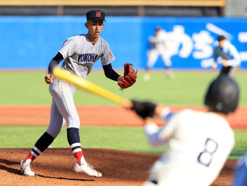 広島商対横浜　1回表広島商2死、三田を三振に仕留め、3者三振とする織田（撮影・浅見桂子）