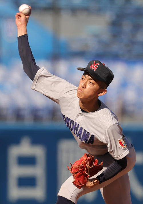 広島商対横浜　横浜先発の織田（撮影・野上伸悟）