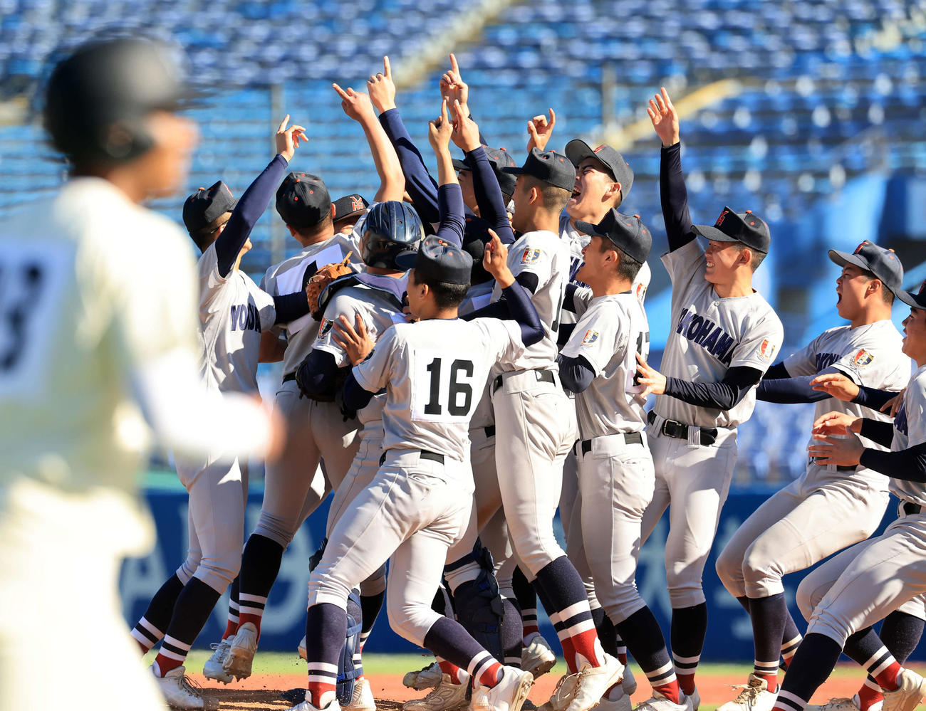 広島商対横浜　優勝を決め喜ぶ横浜の選手たち（撮影・浅見桂子）