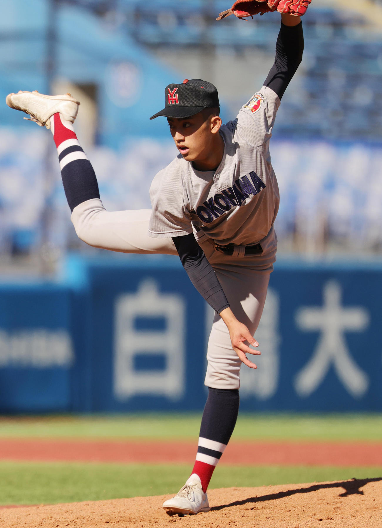 広島商対横浜　横浜先発の織田（撮影・野上伸悟）