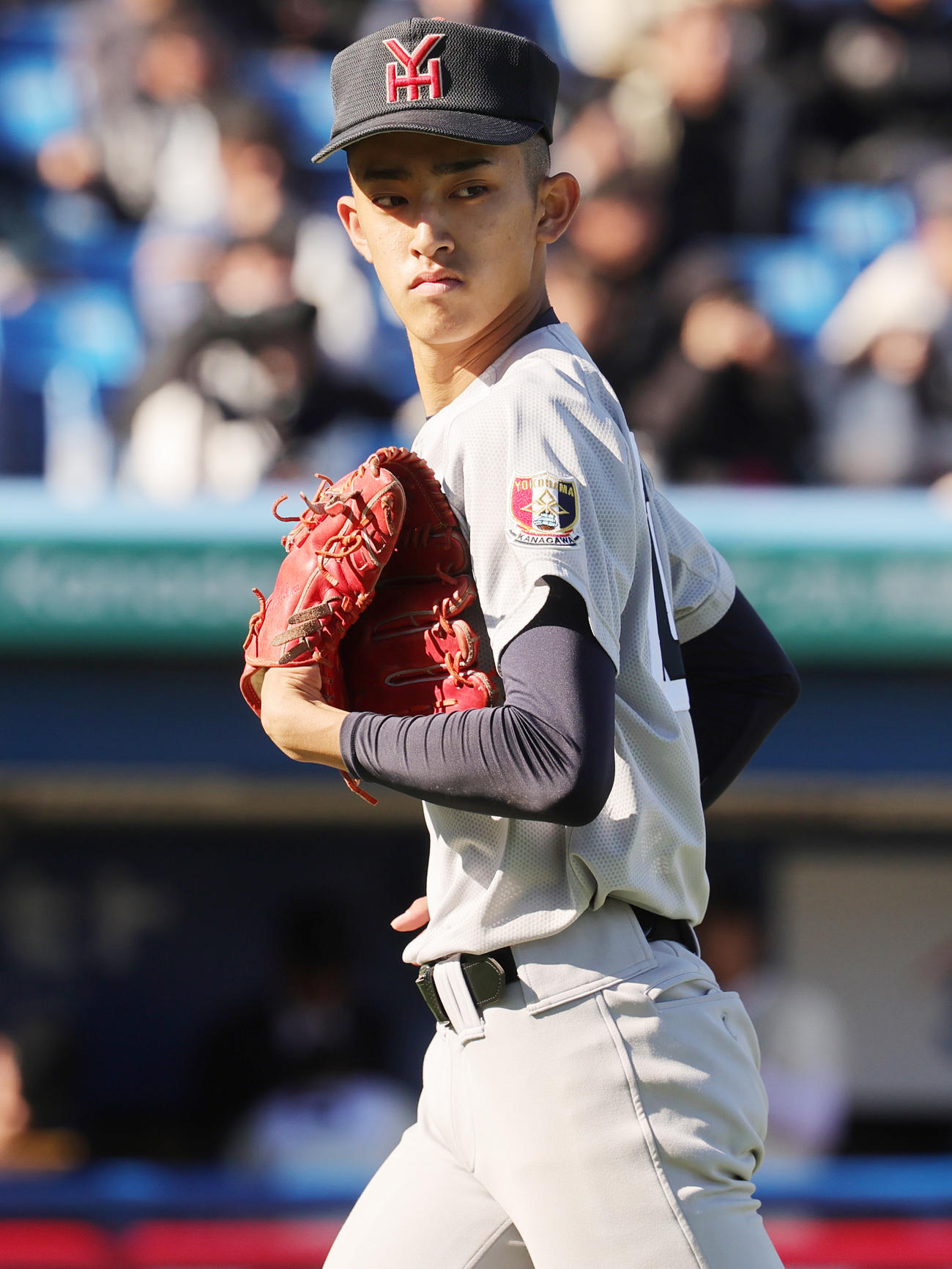広島商対横浜　4回表を終えベンチに戻る横浜・織田（撮影・野上伸悟）