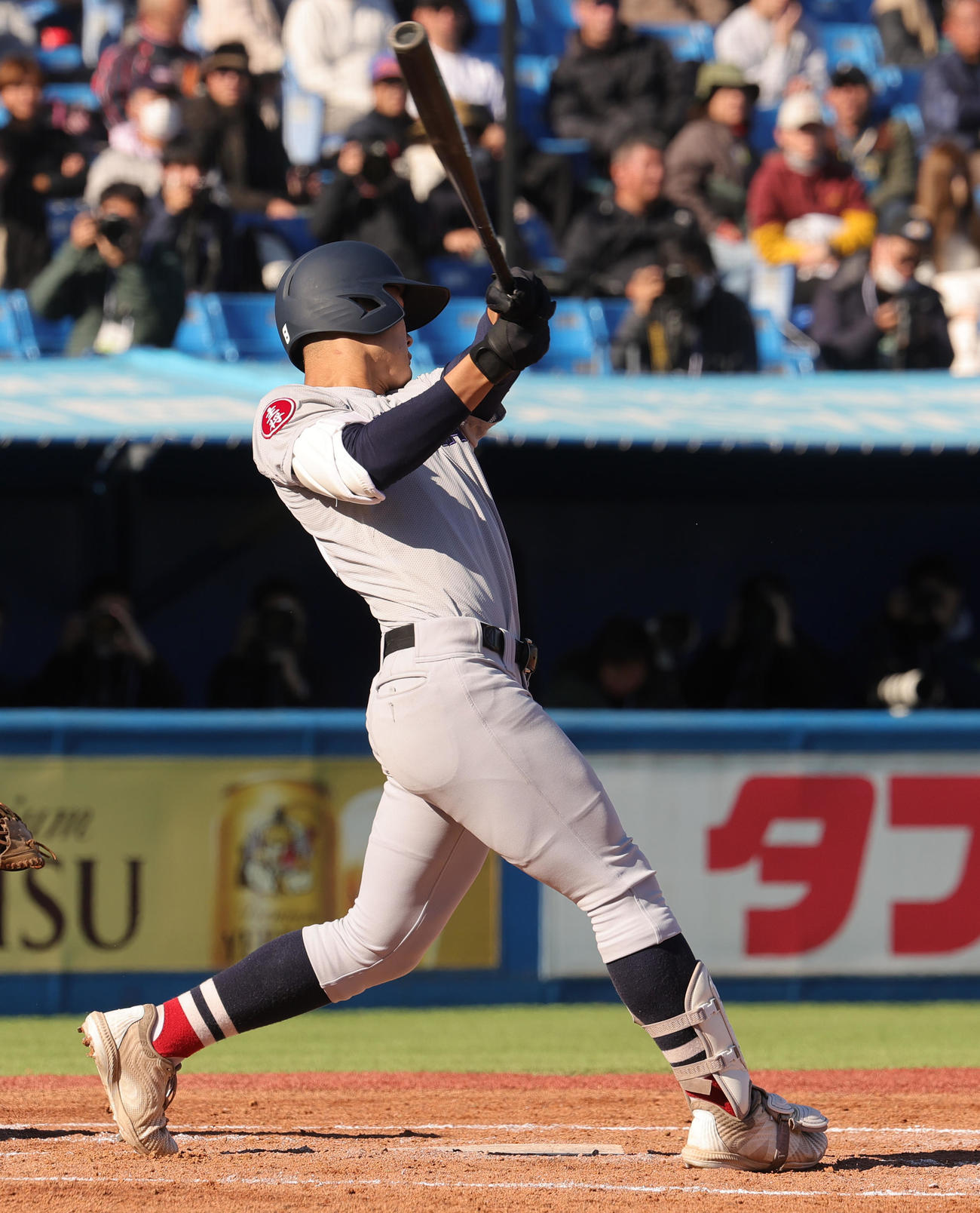広島商対横浜　2回裏横浜1死一、二塁、中越え2点適時二塁打を放つ阿部葉（撮影・野上伸悟）