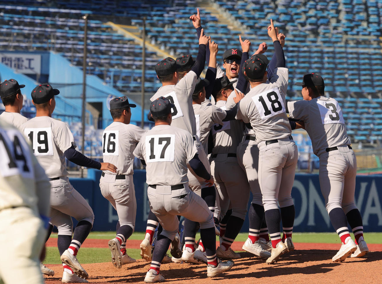 広島商対横浜　優勝し喜ぶ横浜の選手たち（撮影・野上伸悟）