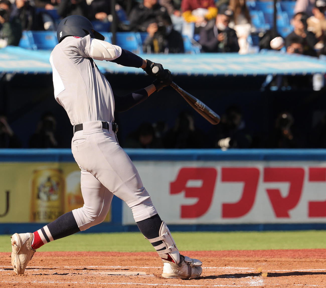 広島商対横浜　2回裏横浜1死一、二塁、中越え2点適時二塁打を放つ阿部葉（撮影・野上伸悟）