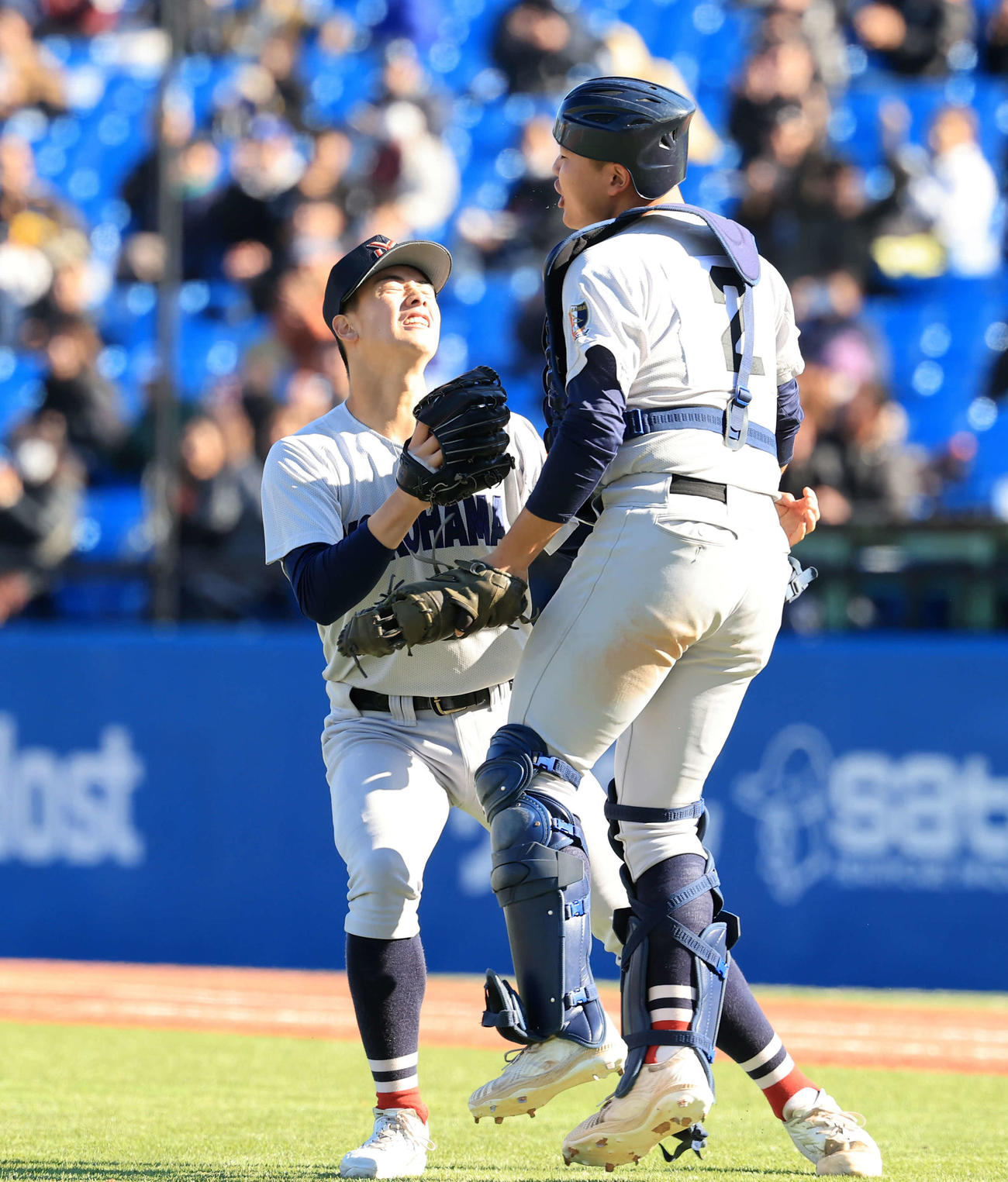 広島商対横浜　優勝を決め抱き合って喜ぶ横浜の奥村頼（左）と駒橋（撮影・浅見桂子）