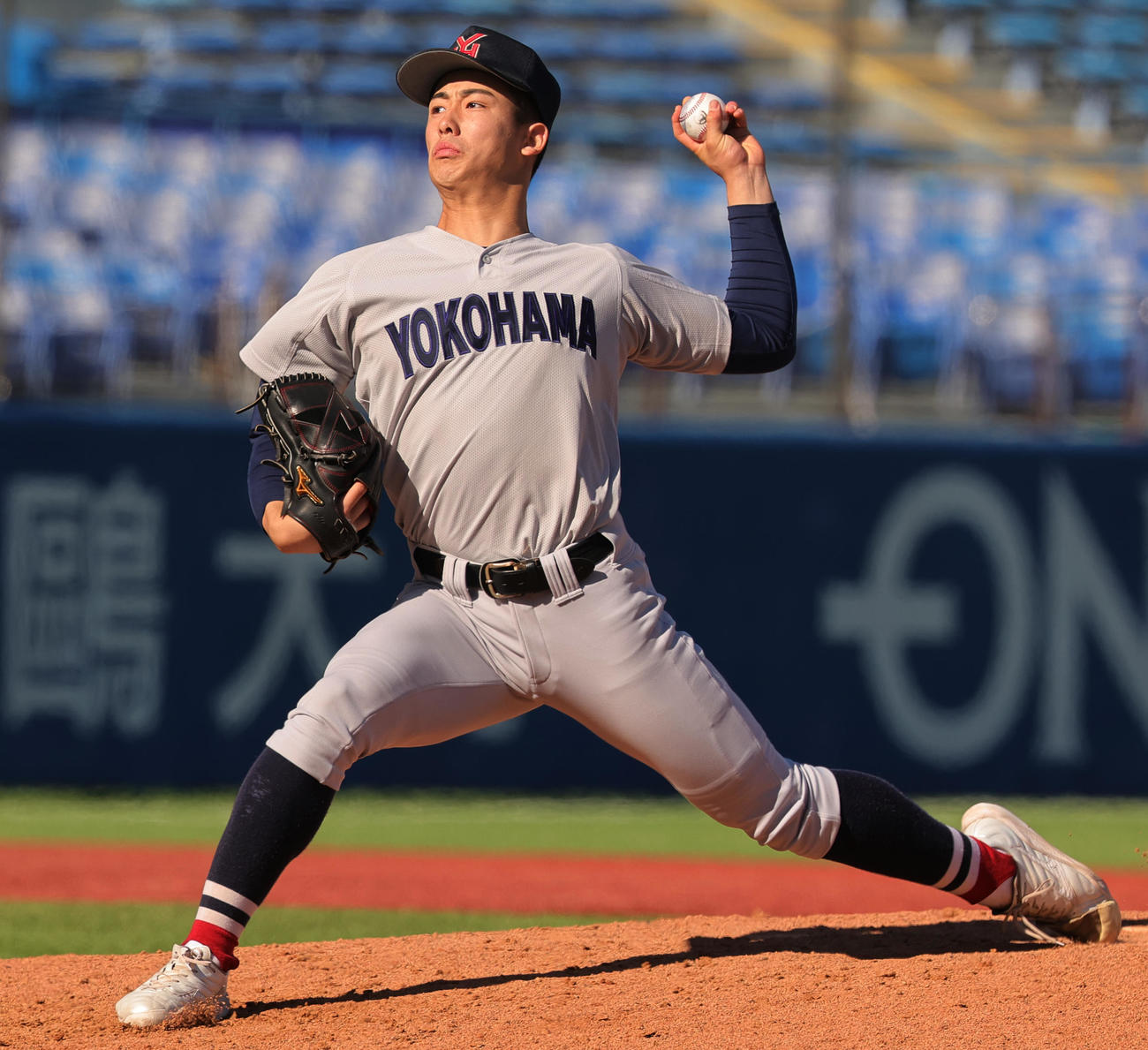 広島商対横浜　力投する横浜・奥村（撮影・野上伸悟）