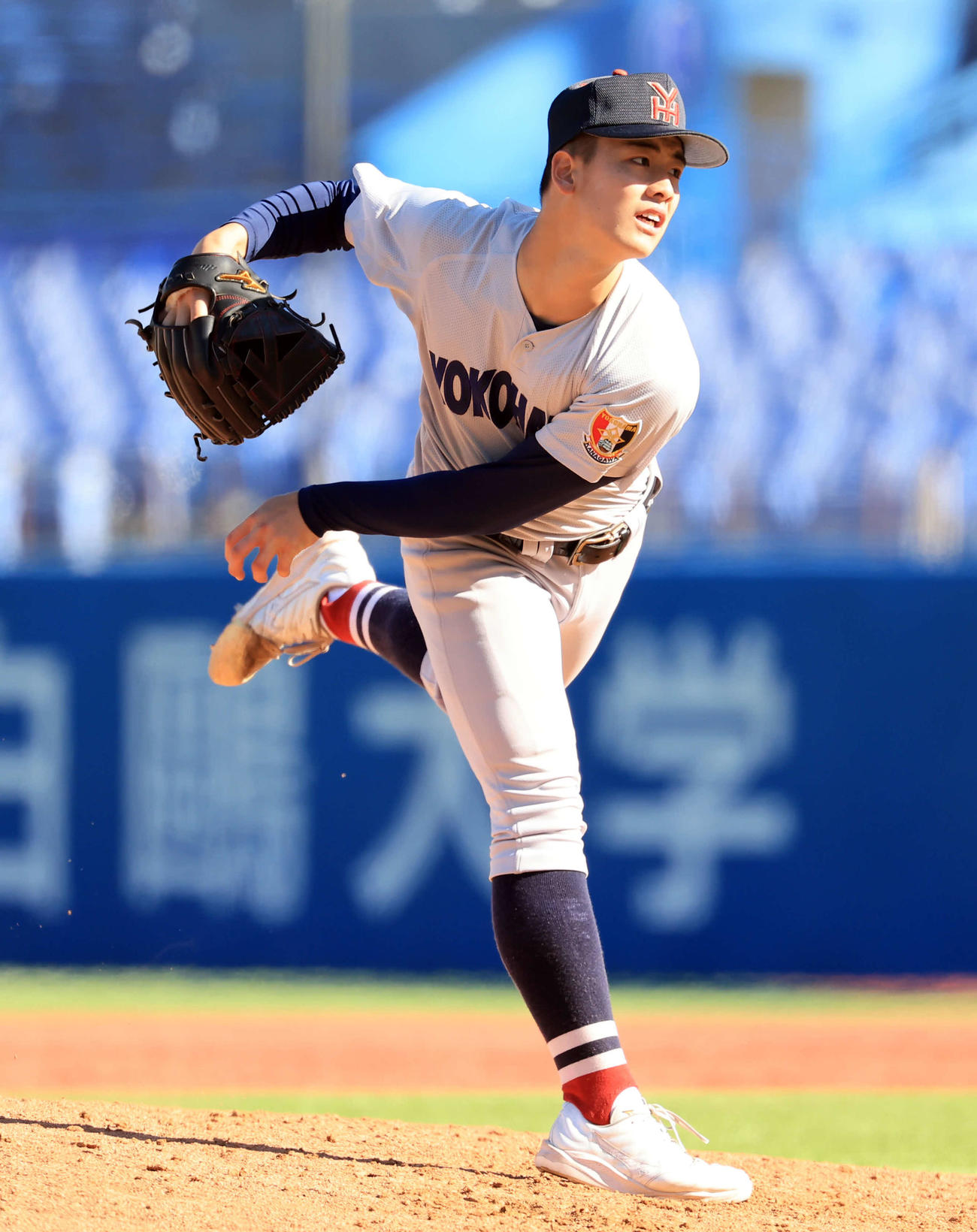 広島商対横浜　9回表広島商1死二、三塁の場面で登板した奥村頼（撮影・浅見桂子）