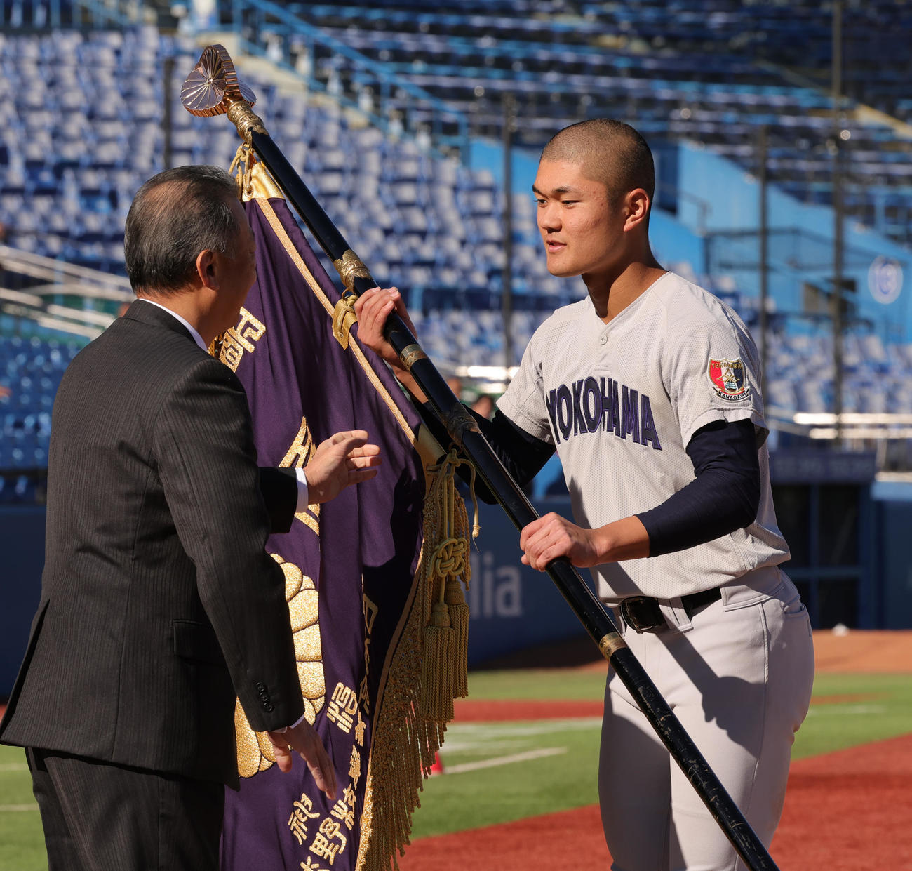 広島商対横浜　優勝旗を手にする横浜・阿部葉主将（撮影・野上伸悟）