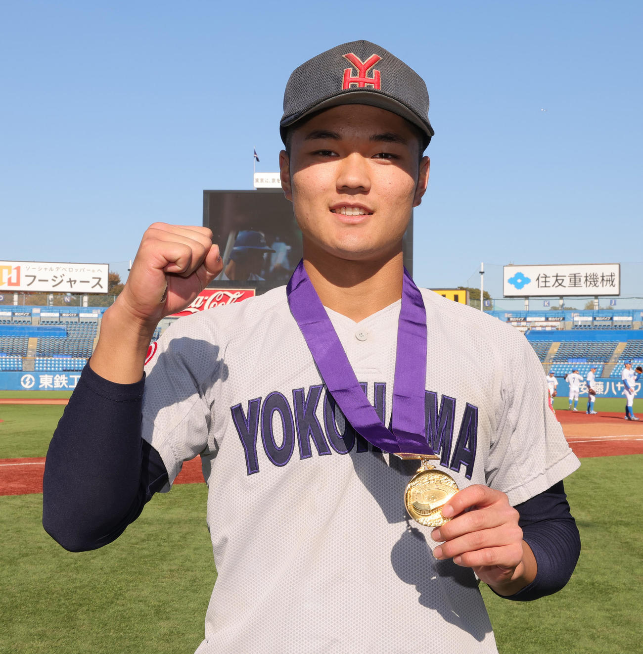 広島商対横浜　優勝しガッツポーズの横浜・阿部葉主将（撮影・野上伸悟）