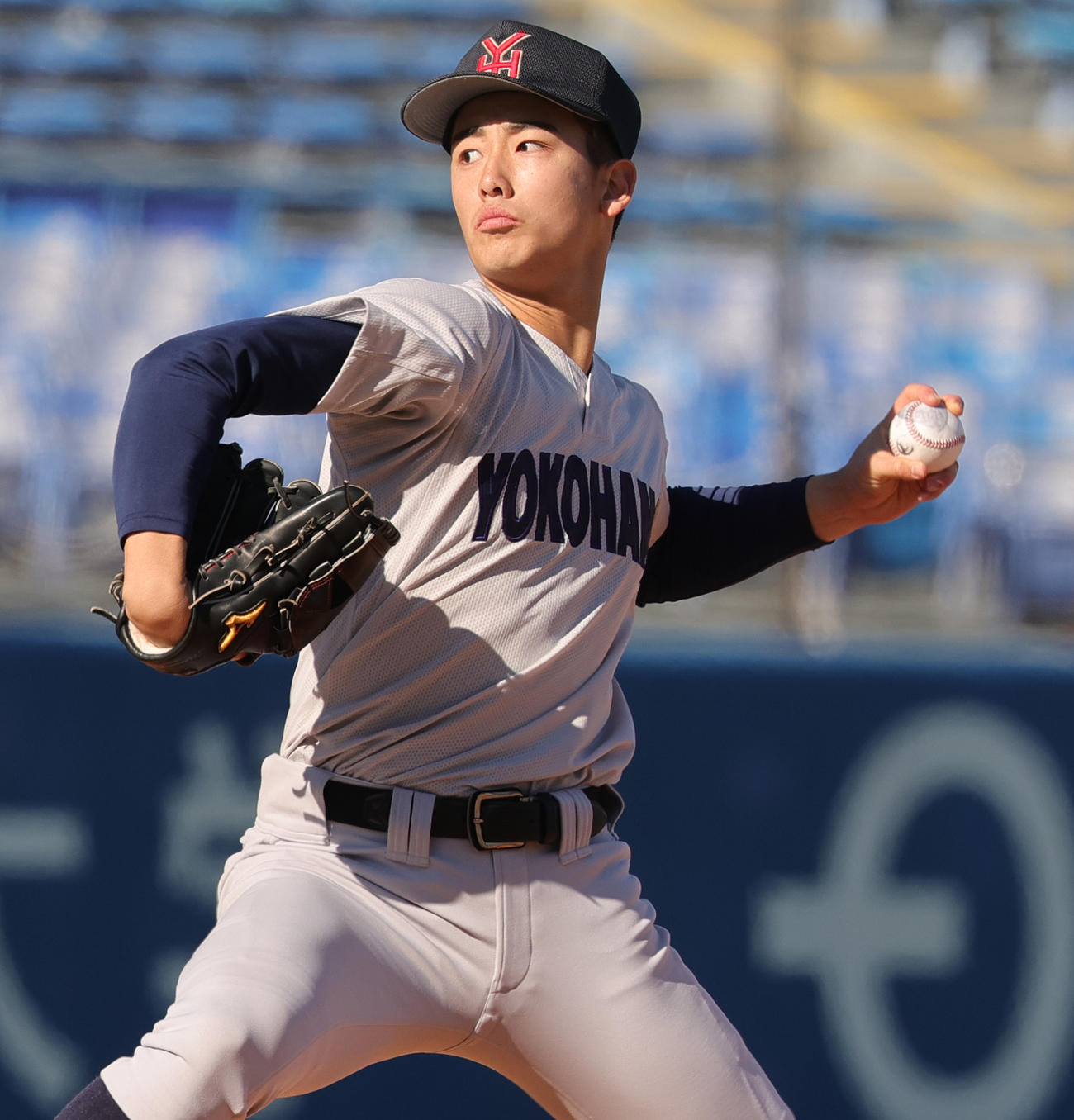 広島商対横浜　力投する横浜・奥村（撮影・野上伸悟）