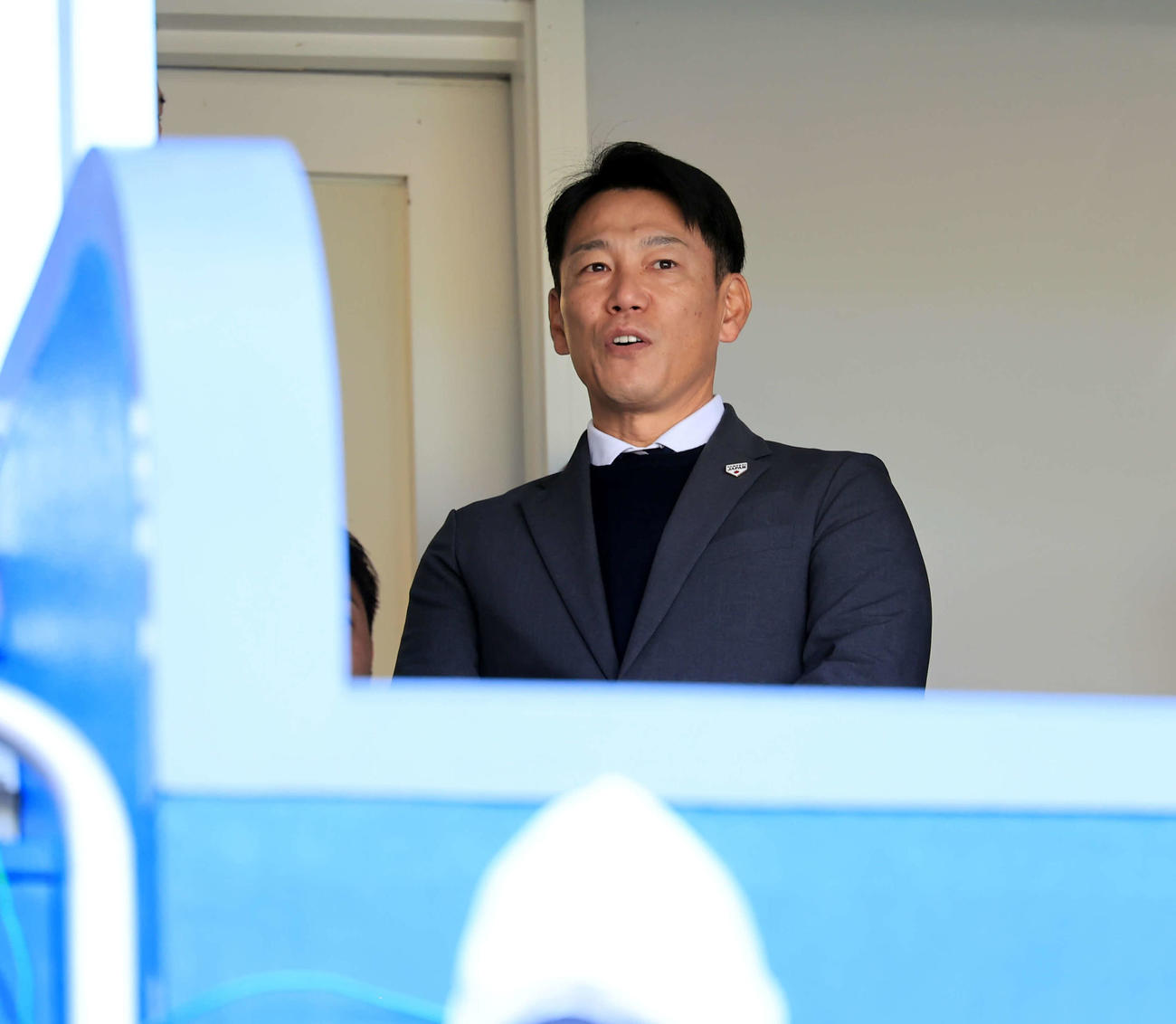 広島商対横浜　視察に訪れた侍ジャパンの井端監督（撮影・浅見桂子）