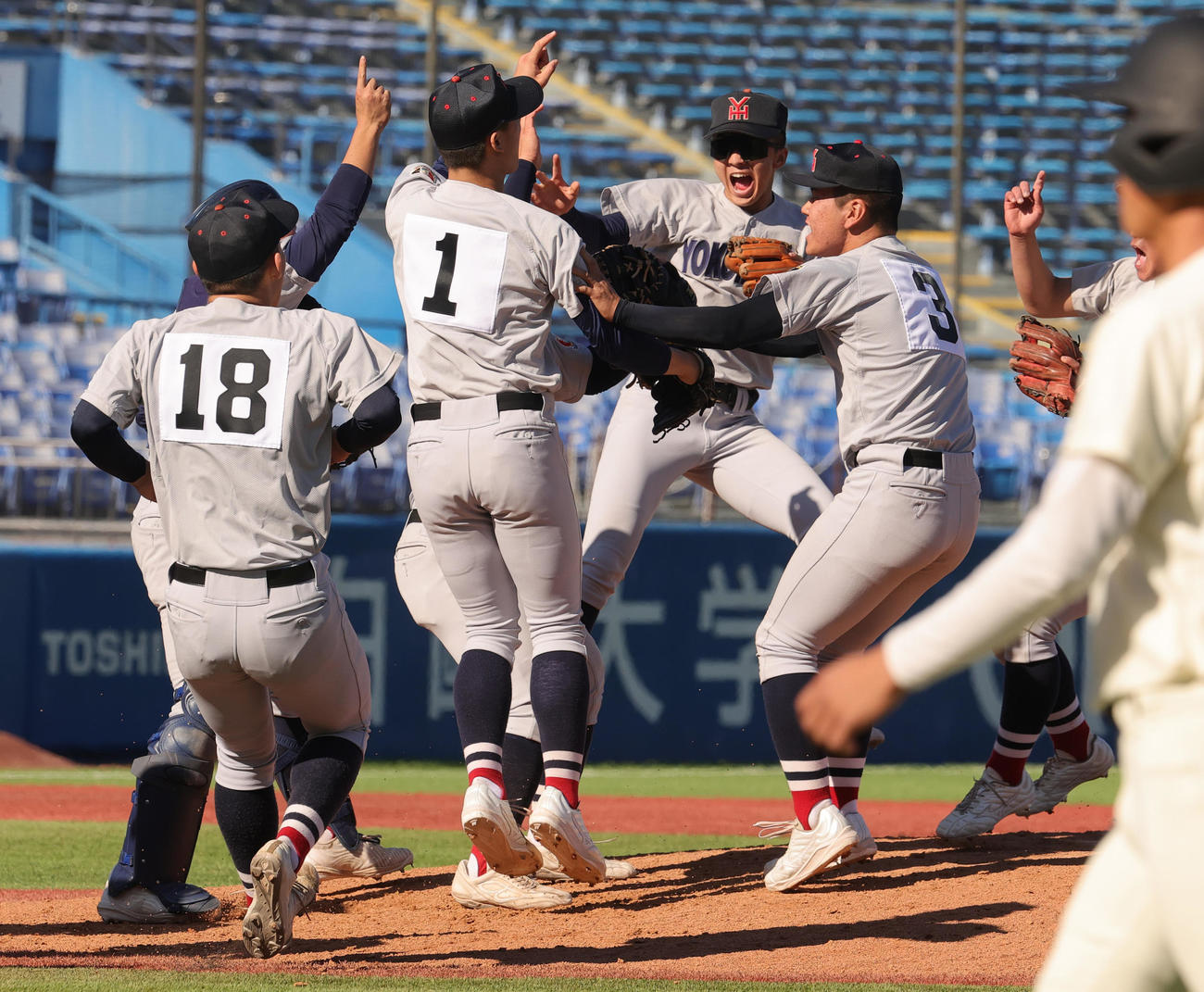 広島商対横浜　優勝し喜ぶ横浜の選手たち（撮影・野上伸悟）