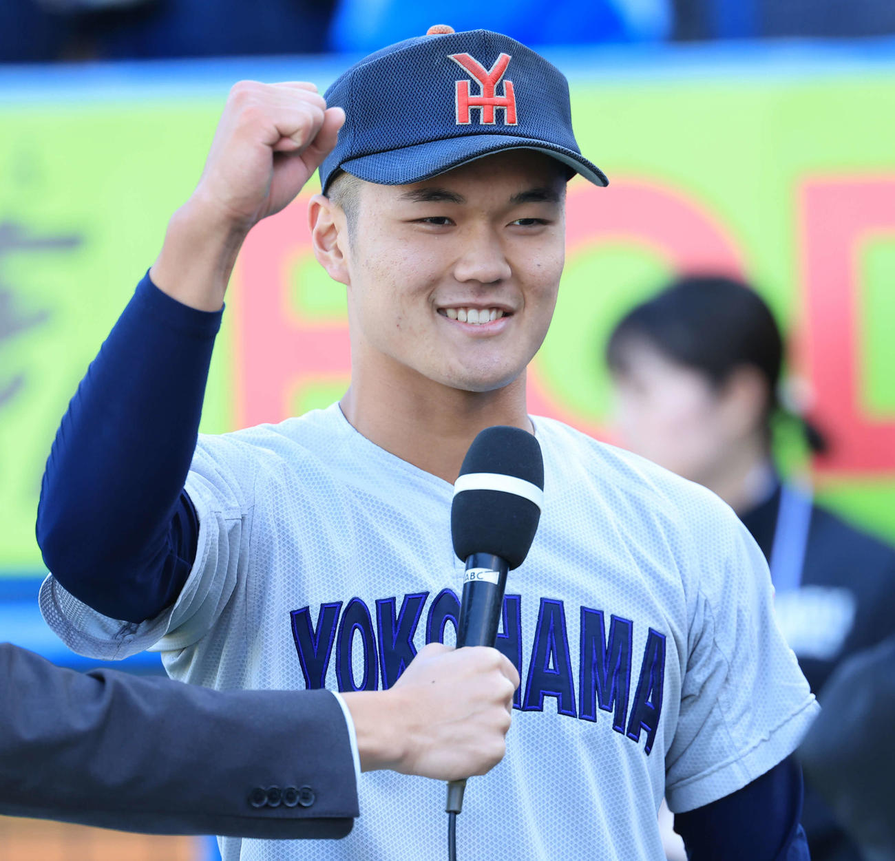 広島商対横浜　優勝を決めインタビューでガッツポーズする横浜の阿部葉（撮影・浅見桂子）