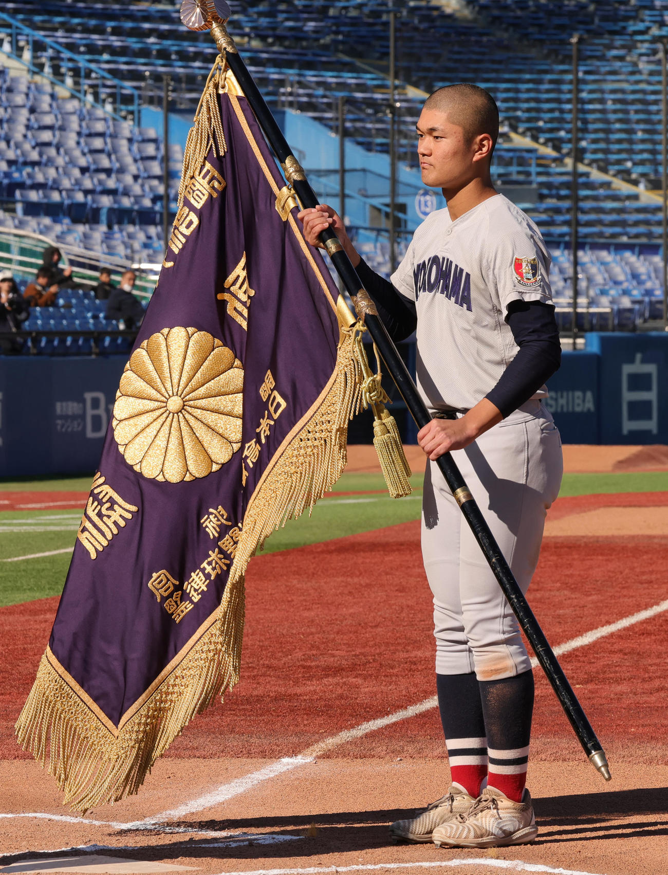 広島商対横浜　優勝旗を手にする横浜・阿部葉主将（撮影・野上伸悟）