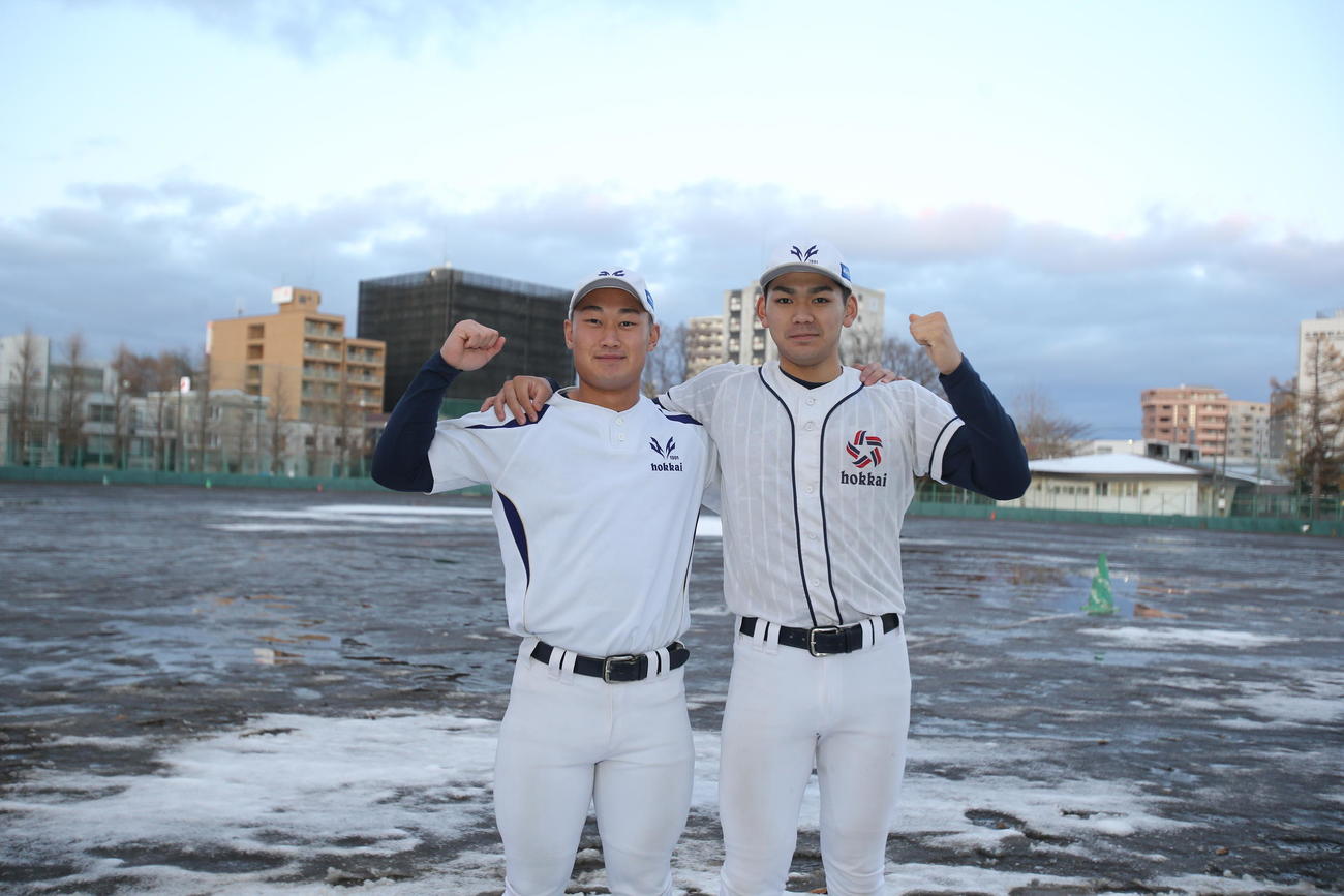 北海の大石（左）と幌村は、社会人野球に向けて決意のガッツポーズ（撮影・中島洋尚）