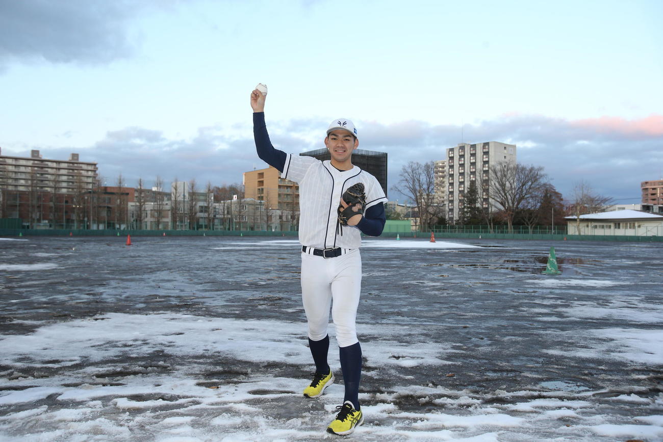 北海の幌村魅影内野手は、笑顔で送球ポーズ（撮影・中島洋尚）