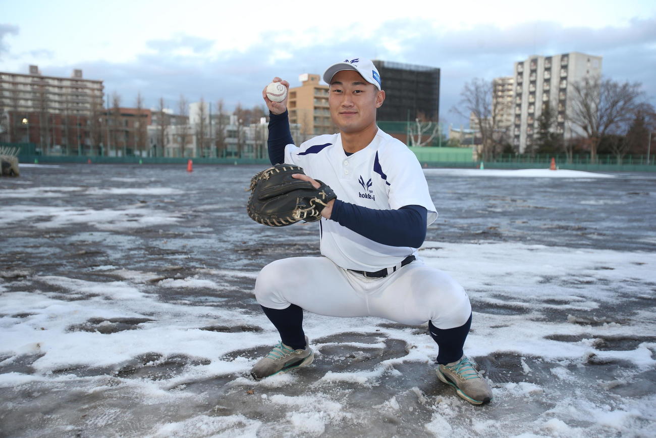 北海の大石捕手は、得意のスローイングポーズ（撮影・中島洋尚）