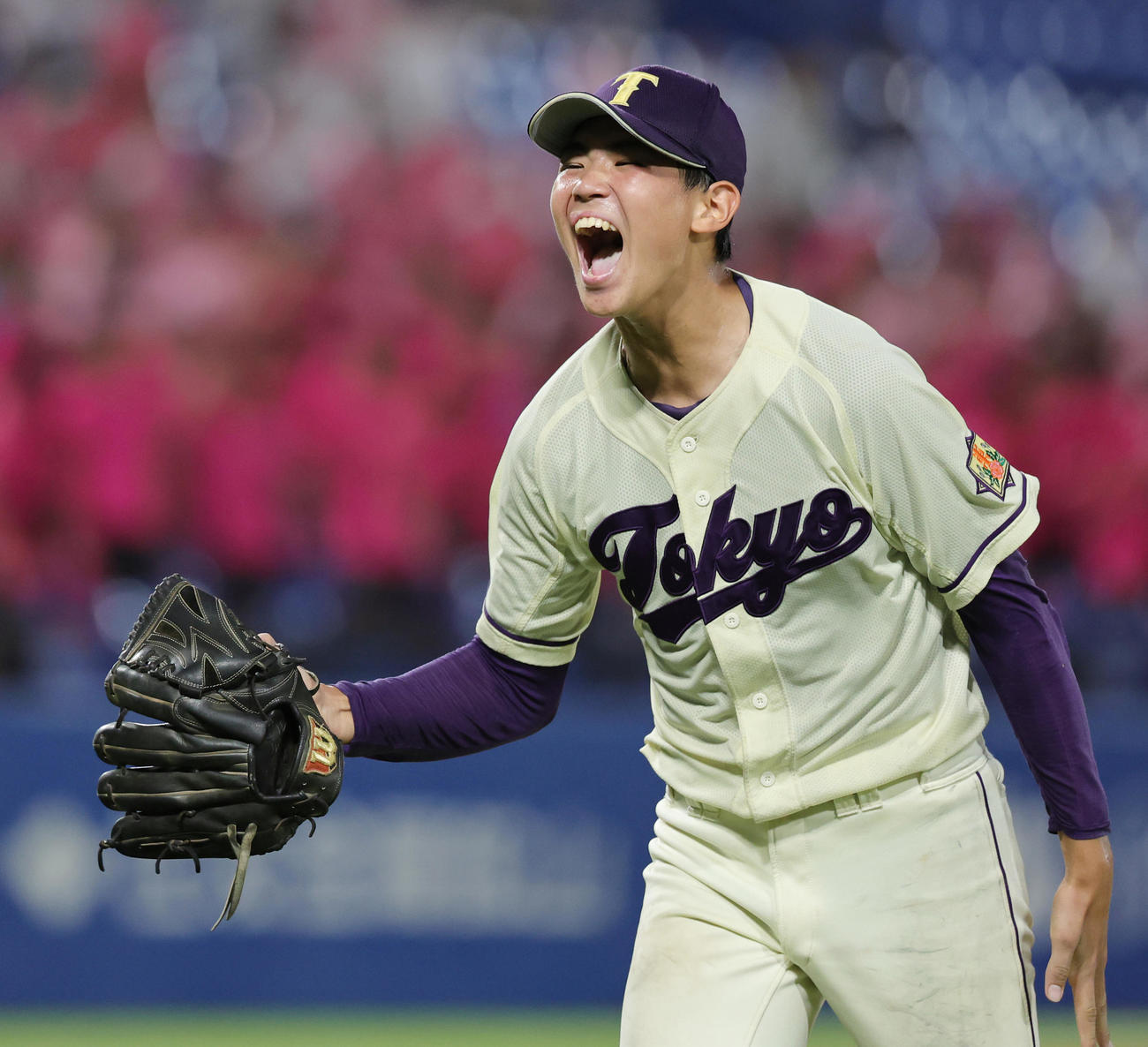 24年7月23日の日大豊山対東京　タイブレークの10回表を0点でしのぎでほえる東京・永見（撮影・野上伸悟）