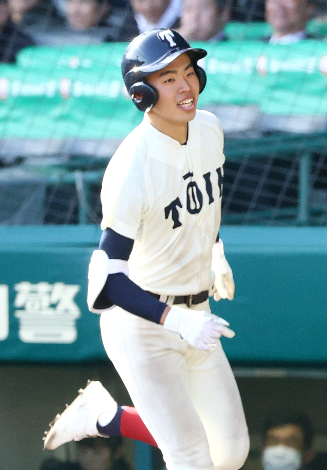 24年3月27日の神村学園対大阪桐蔭　5回裏大阪桐蔭無死、境は右越えランニング本塁打を放ち生還する（撮影・上山淳一）