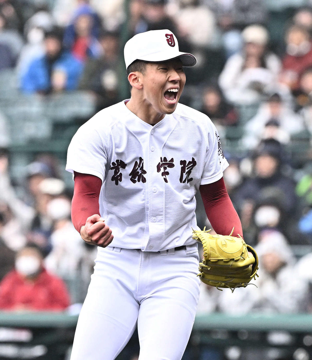 24年3月25日の常総学院対日本航空石川　完封勝利しガッツポーズする常総学院・小林（撮影・滝沢徹郎）