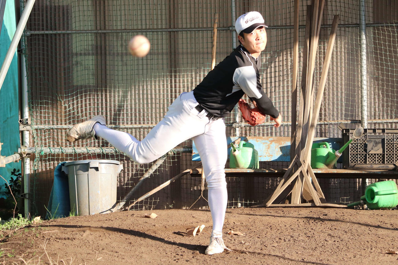 慶大入学に向けブルペンで軽く投げ込んだ石橋の入江（撮影・保坂淑子）