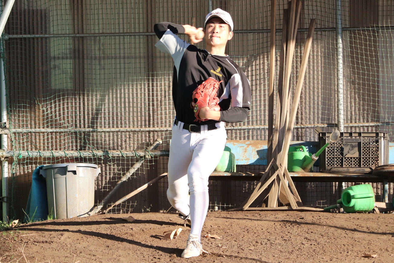 慶大入学に向けブルペンで軽く投げ込んだ石橋の入江（撮影・保坂淑子）