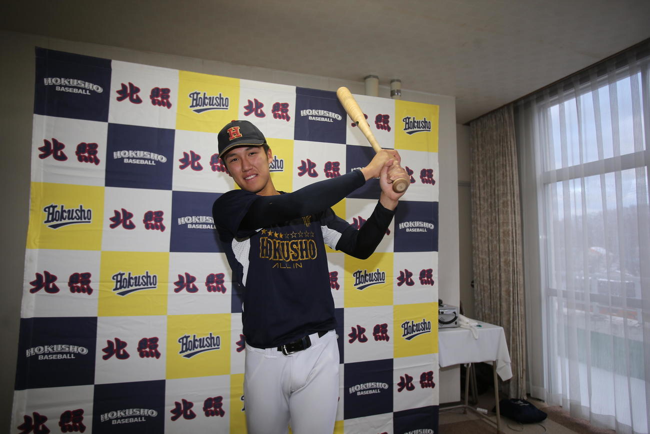 北照の手代森は笑顔でバッティングポーズ（撮影・中島洋尚）
