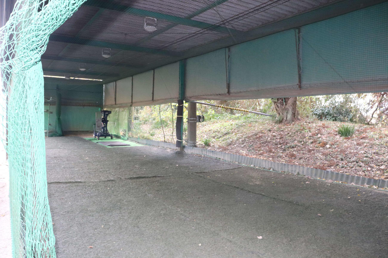 水口の室内練習場。雨天時はアップの他、ティー打撃を行う