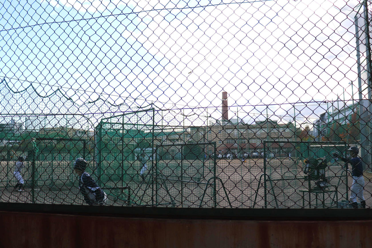 西宮東の練習風景。2人横並び（写真奥）でバックネット側に向かって打撃練習を行う