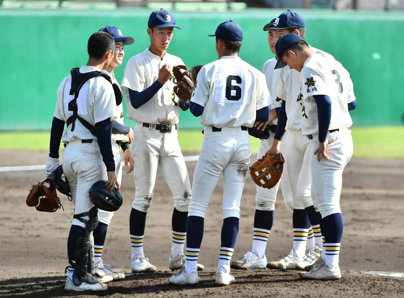 10月、エナジックスポーツ戦でマウンドに集まる壱岐ナイン