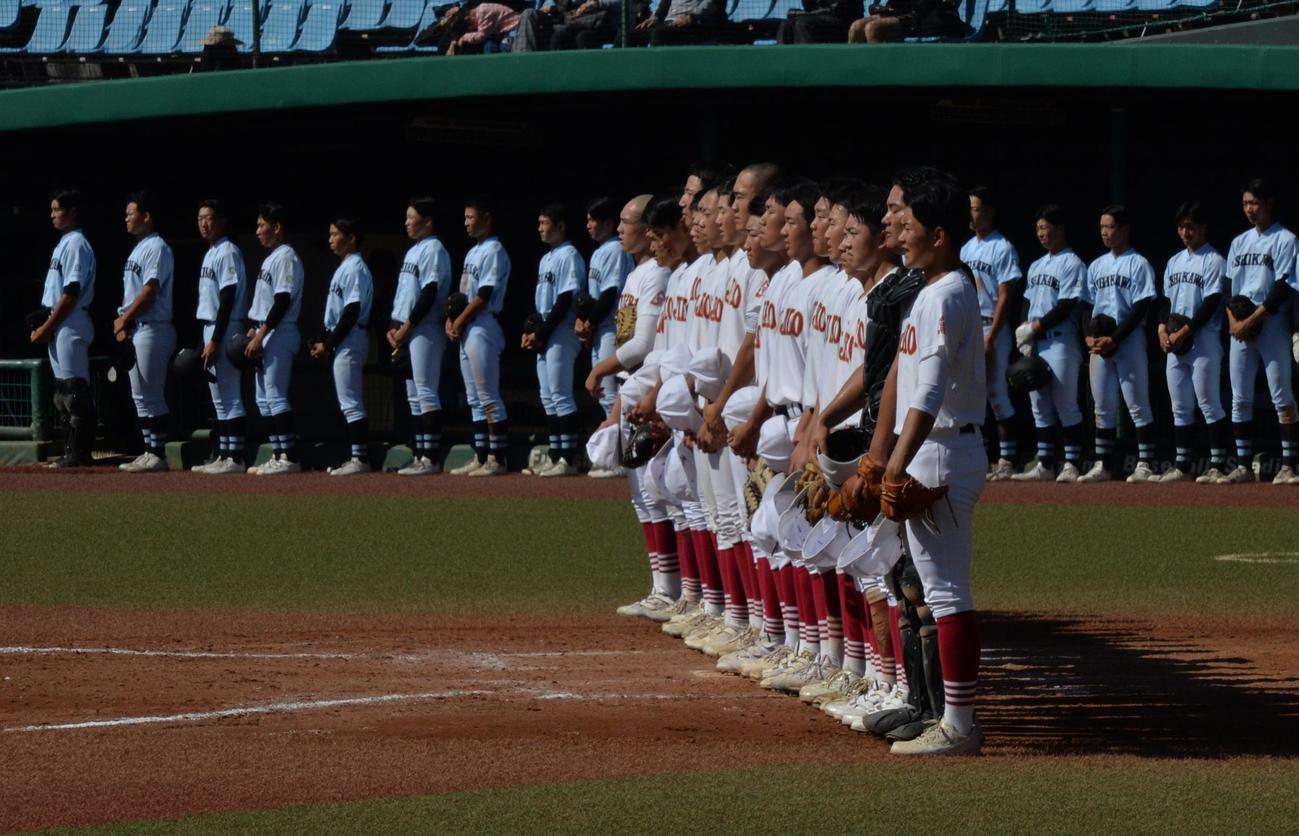 久慈対学法石川　学法石川に勝利し、胸を張って校歌を歌う久慈ナイン（2024年10月12日撮影）